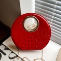 Sac à main rond rouge vintage avec motif crocodile, poignée dorée et bandoulière chaîne - Rouge