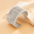 Detalle de brazalete plateado multicapa con diseño de alambre enrollado y rayas - Estilo Ancho Envuelto en Alambre Plateado (03009)