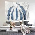 Dettaglio dell'arazzo botanico astratto blu e bianco sopra un moderno divano bianco - Foglie astratte blu e bianche (Stile 6) / 100x70cm (Pelle di pesca)