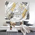 Dettaglio dell'arazzo con foglie tropicali dorate appeso sopra un divano grigio moderno in soggiorno - Foglia di banana schizzo nordico (Stile 11) / 100x70cm (Pelle di pesca)