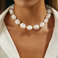 Collana boho con perle in resina bianca marmorizzata e dettagli dorati eleganti - Trasparente (0077)