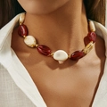 Collana vistosa con perle in resina rossa traslucida e marmorizzata e distanziali oro - Rosso e Bianco (0078)