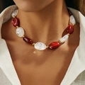 Collana etnica con perle di resina marmorizzata rossa e bianca e distanziatori dorati - Rosso e Trasparente (0078)