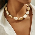 Collana stile bohémien con pietre in resina crema e distanziatori in metallo dorato - Bianco (0078)