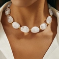 Collana corta con perle irregolari in resina marmorizzata bianca e accenti dorati - Trasparente (0078)