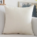 Primer plano de cojín cuadrado de lino crema sobre sofá blanco en salón acogedor - Solo funda de almohada / Blanco