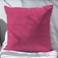 Dettaglio del cuscino di lino fucsia con trama spessa intrecciata su pelliccia bianca - 45x45cm / Rosa Rosso