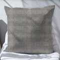 Nahaufnahme eines quadratischen Leinen-Wurfkissens mit grau-beigem gewebtem Geometriemuster - 45x45cm / Lavendel
