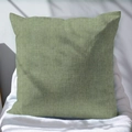 Dettaglio del cuscino in lino verde muschio che mostra la trama del tessuto sotto ombre naturali - 45x45cm / Verde erba