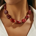 Collana di perle di resina rossa grossa con distanziatori dorati in stile etnico - Rosso (0078)