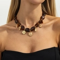 Dettaglio della collana bohémien a Y con perline in resina e ciondoli a forma di sole - Oro (07556)