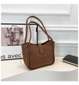 Detail einer braunen Vintage PU-Leder Tragetasche mit Ziernaht und Druckknopfverschluss - Braun