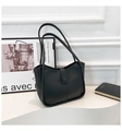 Detailansicht der schwarzen Schultertasche aus Kunstleder mit vertikaler Naht und Knopf - Schwarz