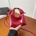 Bolso de mano rojo brillante de media luna en charol con elegante correa fina - Rojo