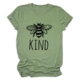Dettaglio flat lay della t-shirt in cotone verde salvia con ape e scritta Kind - Verde Oliva (Carattere Nero)