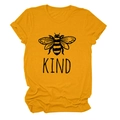 Dettaglio della t-shirt gialla in cotone con stampa di ape e scritta KIND ricamata - Giallo Senape (Carattere Nero)