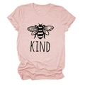 Détail du t-shirt rose avec lettrage Kind, motif abeille et revers aux manches courtes - Rose (Texte Noir)