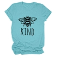 Dettaglio delle maniche risvoltate e della stampa ape sul T-shirt in cotone azzurro - Blu Acqua Profonda (Font Nero)