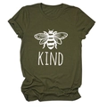 Dettaglio delle maniche risvoltate e grafica Bee Kind su t-shirt casual verde oliva - Verde Militare (Carattere Bianco)