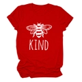 Dettaglio della t-shirt rossa in cotone con grafica Bee Kind e maniche con risvolto - Rosso (Font Bianco)