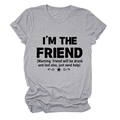Dettaglio della maglietta grigia con stampa nera dello slogan divertente 'I'M THE FRIEND' - S / Grigio Chiaro (Carattere Nero)