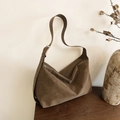 Borsa tote retrò in pelle scamosciata marrone con fibbia argento in stile minimal - Marrone