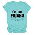 Dettaglio della t-shirt verde acqua con slogan I'M THE FRIEND e grafiche di stelle - S / Blu Acqua Profonda (Font Nero)