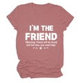 Dettaglio della t-shirt in cotone rosa antico con stampa dello slogan I'M THE FRIEND - S / Oro Rosa (Carattere Bianco)