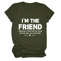 Dettaglio della scritta bianca I'm the friend su t-shirt a maniche corte in cotone verde scuro - S / Verde Militare (Carattere Bianco)