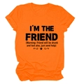 Dettaglio di t-shirt in cotone arancione con stampa grafica 'I'M THE FRIEND' - S / Arancione (Carattere Nero)