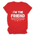 Dettaglio della t-shirt rossa girocollo con stampa grafica bianca I'm the Friend - S / Rosso (Font Bianco)