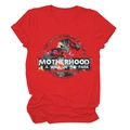 Dettaglio della t-shirt rossa con logo dinosauro floreale e scritta sulla maternità - Rosso