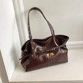 Borsa tote in pelle cerata marrone scuro con finitura lucida e dettagli in metallo argento - Marrone