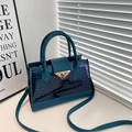 Pauwblauwe handtas van imitatieleer met krokodillenpatroon en metalen sluiting - Blauw