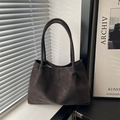 Grand sac cabas vintage marron foncé avec poignées rondes sur un rebord de fenêtre - Marron