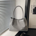 Grand sac cabas vintage gris clair en cuir souple mat avec de longues anses d'épaule - Gris