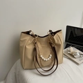 Borsa tote beige con catena di perle e tracolla in pelle per stile ufficio - Cachi