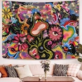 Dettaglio di un arazzo bohémien psichedelico con funghi e fiori in una stanza calda - Foresta di Funghi Onirici (10) / 100x70cm (Pelle di pesca)