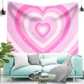 Dettaglio dell'arazzo bohémien con cuori rosa appeso sopra un divano in una stanza - Motivo a Cuore e Stella Rosa e Bianco (15) / 100x70cm (Pelle di pesca)