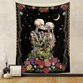 Dettaglio di arazzo bohémien con scheletri che si baciano e rose vibranti nell'arredamento - Scheletri che si baciano e rose / 100x70cm (Tessuto Pelle di Pesca)