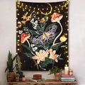 Dettaglio di arazzo con farfalla e funghi con luci soffuse per decoro pareti - Farfalla Giglio Fungo / 100x70cm (Pelle di pesca)