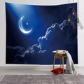Dettaglio dell'arazzo con cielo stellato, luna e nuvole su una parete di mattoni bianchi - 100x70(Pelle di Pesca) / Ombra di Nuvola Stratificata a Mezzaluna (12)