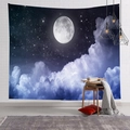 Dettaglio di un arazzo con cielo stellato e luna piena su una parete di mattoni bianchi - 100x70(Pelle di Pesca) / Luna Brillante Nuvole Stellata (15)