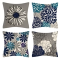 Dettaglio di quattro motivi floreali su fodere per cuscini in lino blu e grigio - Margherita Reale Scura (Stile-16)