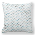 Dettaglio del cuscino decorativo in pelle di pesca con trama geometrica blu e grigia - Spina di Pesce Grigio Blu Nordica (Stile-7)