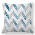 Cuscino quadrato in pelle di pesca con motivi chevron acquerello blu e grigi su sfondo bianco - Chevron Acquerello Blu Grigio (Stile-8)
