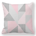 Dettaglio dei motivi geometrici patchwork e della morbida trama in peluche della federa cuscino - Texture Nordica Rosa Grigio Bianco (Style-3)