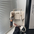 Zaino in similpelle beige con finiture dorate e ciondolo a forma di coniglietto - Bianco con pendente