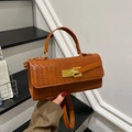 Braune Handtasche mit Webmuster, Goldverschluss und Schultergurt für elegante Damen - Braun