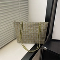 Sac cabas chic en tricot à carreaux avec chaîne verte sous une lumière naturelle douce - Vert
